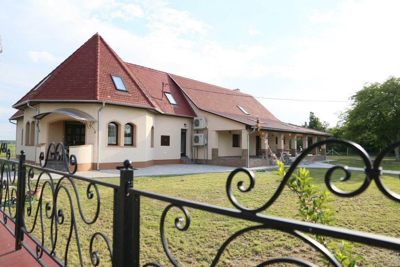ホテル Tiszavilag Pihenohaz Tiszakécske エクステリア 写真